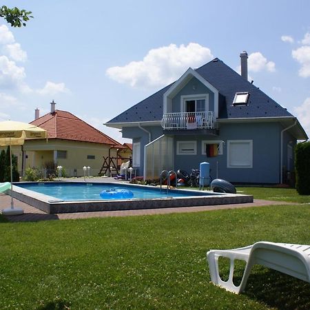 Kek Vendeghaz Family Resort Gyenesdias Exterior photo