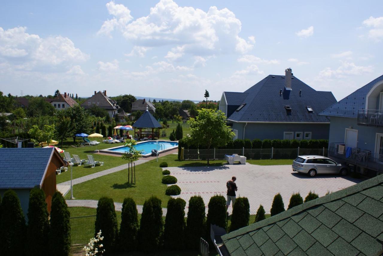 Kek Vendeghaz Family Resort Gyenesdias Exterior photo